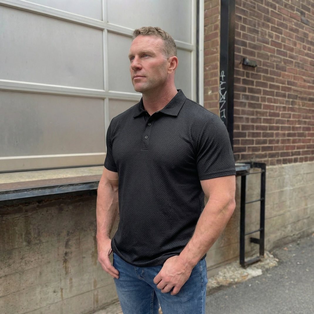 Polo Capri noir porté par un homme